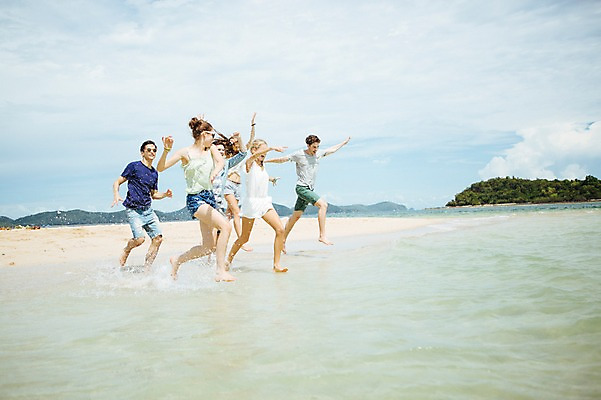 포토 JPG 주간 전신 서양인 외국인 백인 구름 해외기획촬영 커플 여자 남자 행복 모션 하늘 함께함 사람 여러명 20대 성인 해변 야외 옆모습 친구 여름휴가 바캉스 달리기 우정 즐거움 열정 2015년태국 청년만 성인만 국내포토 자연요소 감정 바다 뷰포인트 다수 컨셉 관계 휴가 인종 청년 파일형식 여름_계절