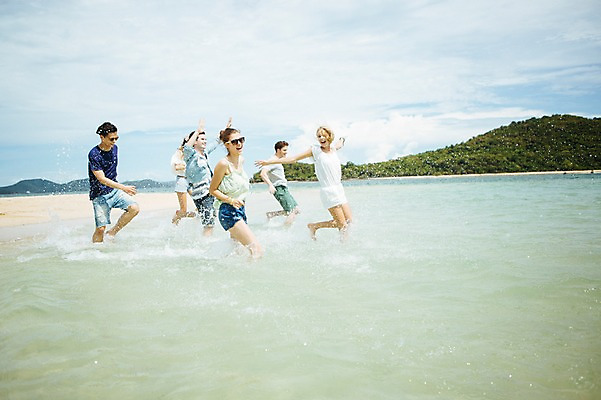 포토 JPG 주간 전신 서양인 외국인 백인 구름 해외기획촬영 커플 여자 남자 행복 모션 하늘 함께함 사람 여러명 20대 성인 해변 야외 옆모습 친구 여름휴가 바캉스 달리기 우정 즐거움 열정 2015년태국 청년만 성인만 국내포토 자연요소 감정 바다 뷰포인트 다수 컨셉 관계 휴가 인종 청년 파일형식 여름_계절