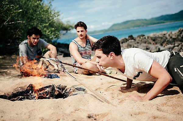 포토 JPG 주간 전신 서양인 외국인 백인 해외기획촬영 라이프스타일 남자 엎드리기 맨라이프 모션 불 어류 사람 앉기 20대 성인 해변 야외 옆모습 세명 나뭇가지 장작 불기 무인도 조난 2015년태국 남자만 성인남자만 청년만 청년남자만 성인만 국내포토 자연요소 나무 바다 뷰포인트 섬 인종 청년 생활 수중동물 파일형식