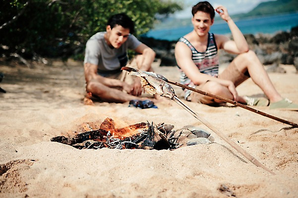 포토 JPG 주간 전신 서양인 외국인 백인 해외기획촬영 라이프스타일 남자 맨라이프 모션 어류 사람 앉기 20대 성인 해변 야외 두명 앞모습 나뭇가지 기다림 장작 무인도 조난 2015년태국 남자만 성인남자만 청년만 청년남자만 성인만 국내포토 자연요소 나무 바다 뷰포인트 섬 인종 청년 생활 수중동물 파일형식