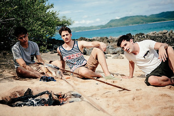 포토 JPG 주간 전신 서양인 외국인 백인 해외기획촬영 라이프스타일 남자 맨라이프 모션 어류 사람 앉기 20대 성인 해변 야외 앞모습 세명 나뭇가지 기다림 장작 모닥불 무인도 조난 2015년태국 남자만 성인남자만 청년만 청년남자만 성인만 국내포토 자연요소 나무 바다 뷰포인트 섬 불 인종 청년 생활 수중동물 파일형식