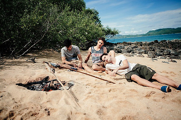 포토 JPG 주간 전신 서양인 외국인 백인 해외기획촬영 라이프스타일 남자 맨라이프 모션 어류 사람 앉기 20대 성인 해변 야외 앞모습 세명 눕기 나뭇가지 기다림 장작 모닥불 무인도 조난 2015년태국 남자만 성인남자만 청년만 청년남자만 성인만 국내포토 자연요소 나무 바다 뷰포인트 섬 불 인종 청년 생활 수중동물 파일형식