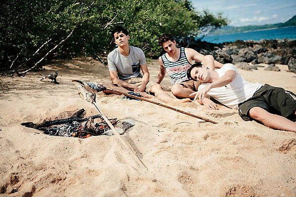 포토 JPG 주간 전신 서양인 외국인 백인 해외기획촬영 라이프스타일 남자 맨라이프 모션 어류 사람 앉기 손짓 20대 성인 해변 야외 앞모습 세명 눕기 나뭇가지 가리킴 기다림 장작 모닥불 무인도 조난 2015년태국 남자만 성인남자만 청년만 청년남자만 성인만 국내포토 자연요소 나무 바다 뷰포인트 섬 불 인종 청년 생활 수중동물 파일형식