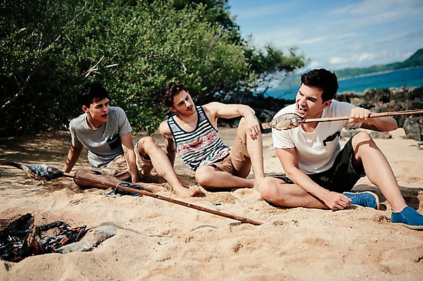 포토 JPG 주간 전신 서양인 외국인 백인 해외기획촬영 라이프스타일 남자 맨라이프 모션 어류 들기 사람 앉기 20대 성인 해변 야외 앞모습 세명 나뭇가지 장작 먹기 무인도 조난 2015년태국 남자만 성인남자만 청년만 청년남자만 성인만 국내포토 자연요소 나무 바다 뷰포인트 섬 인종 청년 생활 수중동물 파일형식