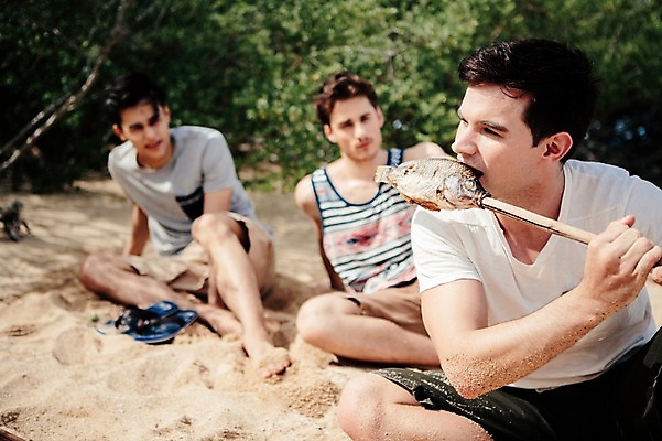 포토 JPG 주간 전신 서양인 외국인 백인 해외기획촬영 라이프스타일 응시 남자 맨라이프 모션 어류 들기 사람 앉기 20대 성인 해변 야외 앞모습 세명 나뭇가지 먹기 무인도 조난 2015년태국 남자만 성인남자만 청년만 청년남자만 성인만 국내포토 자연요소 나무 시선 바다 뷰포인트 섬 인종 청년 생활 수중동물 파일형식