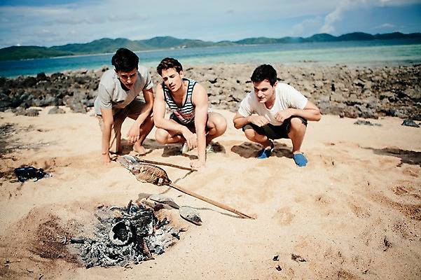 포토 JPG 주간 전신 서양인 외국인 백인 해외기획촬영 라이프스타일 응시 남자 맨라이프 모션 어류 사람 앉기 20대 성인 해변 야외 앞모습 세명 나뭇가지 기다림 장작 모닥불 무인도 조난 2015년태국 남자만 성인남자만 청년만 청년남자만 성인만 국내포토 자연요소 나무 시선 바다 뷰포인트 섬 불 인종 청년 생활 수중동물 파일형식