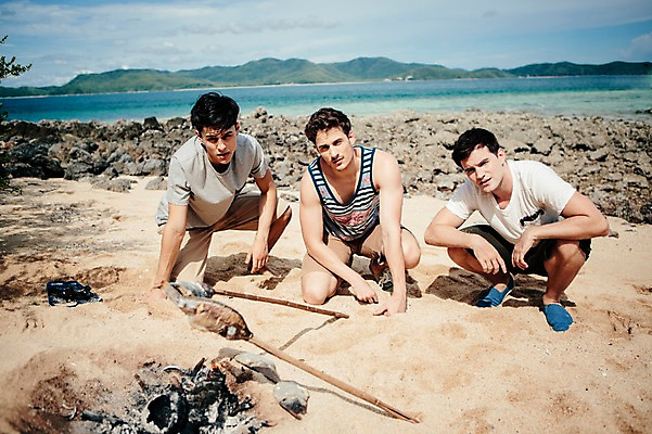 포토 JPG 주간 전신 서양인 외국인 백인 해외기획촬영 라이프스타일 남자 맨라이프 모션 어류 사람 앉기 20대 성인 해변 야외 앞모습 세명 나뭇가지 기다림 장작 모닥불 무인도 조난 2015년태국 남자만 성인남자만 청년만 청년남자만 성인만 국내포토 자연요소 나무 바다 뷰포인트 섬 불 인종 청년 생활 수중동물 파일형식