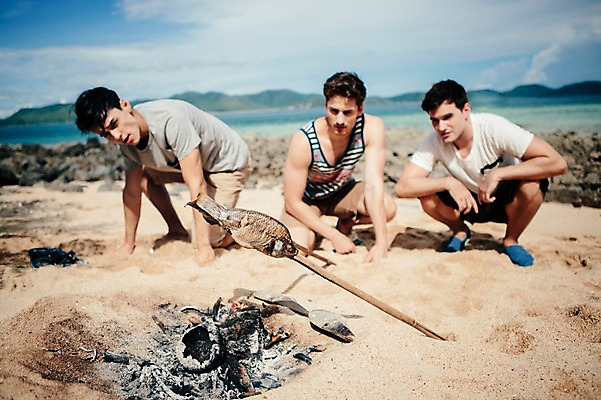 포토 JPG 주간 전신 서양인 외국인 백인 해외기획촬영 라이프스타일 남자 맨라이프 모션 어류 사람 앉기 20대 성인 해변 야외 앞모습 세명 나뭇가지 기다림 장작 모닥불 무인도 조난 2015년태국 남자만 성인남자만 청년만 청년남자만 성인만 국내포토 자연요소 나무 바다 뷰포인트 섬 불 인종 청년 생활 수중동물 파일형식