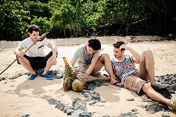 포토 JPG 주간 전신 서양인 외국인 백인 해외기획촬영 라이프스타일 남자 맨라이프 모션 들기 사람 앉기 20대 성인 해변 야외 앞모습 세명 나뭇가지 무인도 코코넛 조난 2015년태국 남자만 성인남자만 청년만 청년남자만 성인만 국내포토 자연요소 나무 바다 뷰포인트 섬 과일 인종 청년 생활 파일형식