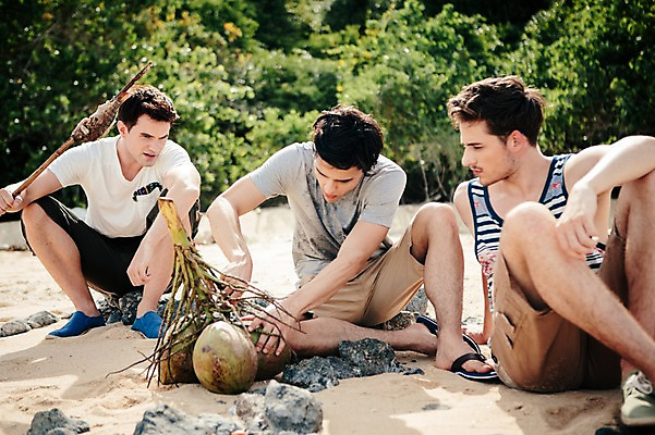 포토 JPG 주간 전신 서양인 외국인 백인 해외기획촬영 라이프스타일 남자 맨라이프 모션 들기 사람 앉기 20대 성인 해변 야외 앞모습 세명 나뭇가지 자르기 무인도 코코넛 조난 2015년태국 남자만 성인남자만 청년만 청년남자만 성인만 국내포토 자연요소 나무 바다 뷰포인트 섬 과일 인종 청년 생활 파일형식