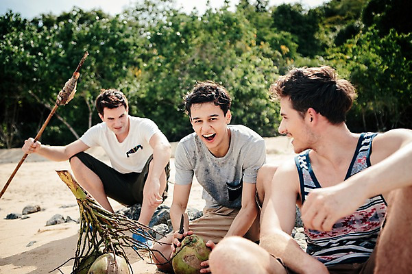 포토 JPG 주간 서양인 외국인 백인 해외기획촬영 라이프스타일 남자 맨라이프 모션 미소 들기 사람 앉기 상반신 20대 성인 해변 야외 앞모습 세명 나뭇가지 자르기 무인도 코코넛 조난 2015년태국 남자만 성인남자만 청년만 청년남자만 성인만 국내포토 자연요소 나무 바다 뷰포인트 섬 과일 표정 인종 청년 생활 파일형식