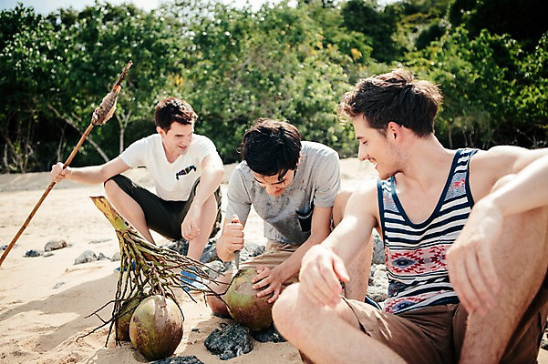 포토 JPG 주간 서양인 외국인 백인 해외기획촬영 라이프스타일 남자 맨라이프 모션 들기 사람 앉기 상반신 20대 성인 해변 야외 앞모습 세명 나뭇가지 자르기 무인도 코코넛 조난 2015년태국 남자만 성인남자만 청년만 청년남자만 성인만 국내포토 자연요소 나무 바다 뷰포인트 섬 과일 인종 청년 생활 파일형식