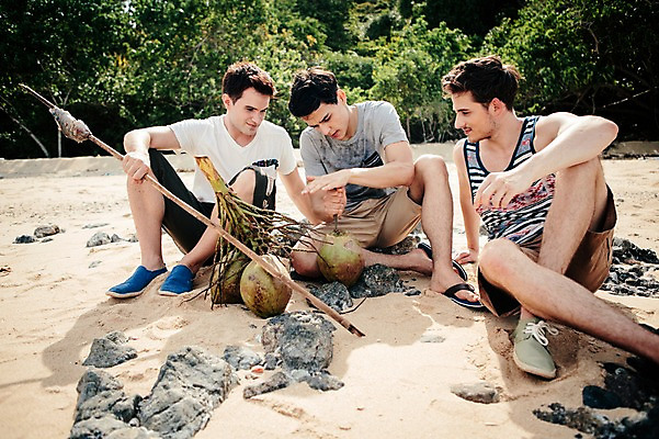 포토 JPG 주간 전신 서양인 외국인 백인 해외기획촬영 라이프스타일 응시 남자 맨라이프 모션 미소 들기 사람 앉기 20대 성인 해변 야외 앞모습 세명 나뭇가지 자르기 무인도 코코넛 조난 2015년태국 남자만 성인남자만 청년만 청년남자만 성인만 국내포토 자연요소 나무 시선 바다 뷰포인트 섬 과일 표정 인종 청년 생활 파일형식