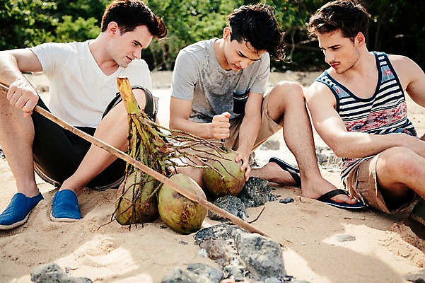 포토 JPG 주간 전신 서양인 외국인 백인 해외기획촬영 라이프스타일 응시 남자 맨라이프 모션 들기 사람 앉기 20대 성인 해변 야외 앞모습 세명 나뭇가지 자르기 무인도 코코넛 조난 2015년태국 남자만 성인남자만 청년만 청년남자만 성인만 국내포토 자연요소 나무 시선 바다 뷰포인트 섬 과일 인종 청년 생활 파일형식