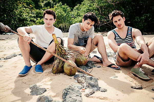 포토 JPG 주간 전신 서양인 외국인 백인 해외기획촬영 라이프스타일 남자 맨라이프 모션 피곤 들기 사람 앉기 20대 성인 해변 야외 앞모습 세명 나뭇가지 자르기 무인도 코코넛 조난 2015년태국 남자만 성인남자만 청년만 청년남자만 성인만 국내포토 자연요소 나무 바다 뷰포인트 섬 컨셉 과일 인종 청년 생활 파일형식