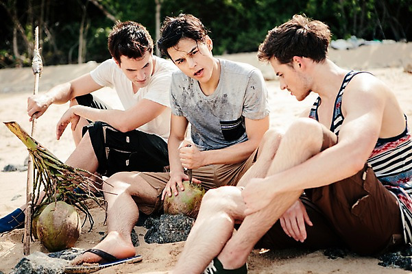 포토 JPG 주간 전신 서양인 외국인 백인 해외기획촬영 라이프스타일 응시 남자 맨라이프 모션 피곤 들기 사람 앉기 20대 성인 해변 야외 앞모습 세명 나뭇가지 자르기 무인도 코코넛 조난 2015년태국 남자만 성인남자만 청년만 청년남자만 성인만 국내포토 자연요소 나무 시선 바다 뷰포인트 섬 컨셉 과일 인종 청년 생활 파일형식