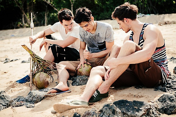 포토 JPG 주간 전신 서양인 외국인 백인 해외기획촬영 라이프스타일 응시 남자 맨라이프 모션 들기 사람 앉기 20대 성인 해변 야외 앞모습 세명 나뭇가지 칼 자르기 무인도 코코넛 2015년태국 남자만 성인남자만 청년만 청년남자만 성인만 국내포토 자연요소 나무 시선 바다 뷰포인트 섬 과일 인종 청년 생활 파일형식