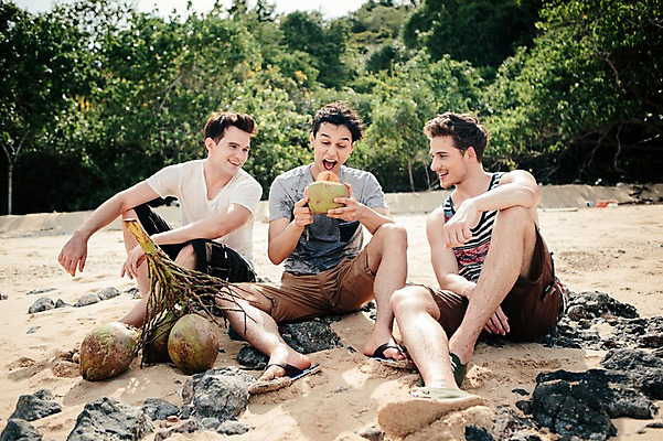 포토 JPG 주간 전신 서양인 외국인 백인 해외기획촬영 라이프스타일 응시 남자 맨라이프 과일 모션 미소 들기 사람 앉기 20대 성인 해변 야외 세명 무인도 코코넛 조난 2015년태국 남자만 성인남자만 청년만 청년남자만 성인만 국내포토 자연요소 시선 바다 섬 표정 인종 청년 생활 파일형식