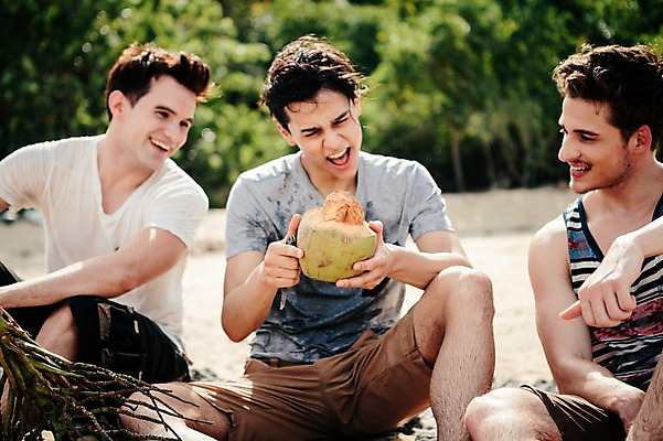 포토 JPG 주간 서양인 외국인 백인 해외기획촬영 라이프스타일 남자 맨라이프 과일 모션 미소 들기 사람 앉기 상반신 20대 성인 해변 야외 앞모습 세명 무인도 코코넛 조난 2015년태국 남자만 성인남자만 청년만 청년남자만 성인만 국내포토 자연요소 바다 뷰포인트 섬 표정 인종 청년 생활 파일형식