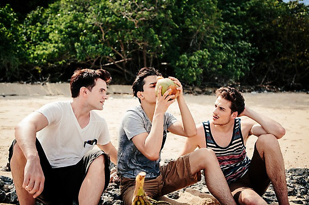 포토 JPG 주간 서양인 외국인 나무 식물 백인 해외기획촬영 라이프스타일 응시 남자 맨라이프 과일 모션 들기 사람 앉기 상반신 20대 성인 해변 야외 앞모습 세명 마시기 먹기 무인도 코코넛 조난 2015년태국 남자만 성인남자만 청년만 청년남자만 성인만 국내포토 자연요소 시선 바다 뷰포인트 섬 인종 청년 생활 파일형식