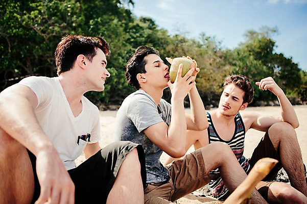 포토 JPG 주간 서양인 외국인 나무 식물 백인 해외기획촬영 라이프스타일 남자 맨라이프 모션 들기 사람 앉기 상반신 20대 성인 해변 야외 옆모습 세명 마시기 무인도 코코넛 2015년태국 남자만 성인남자만 청년만 청년남자만 성인만 국내포토 자연요소 바다 뷰포인트 섬 과일 인종 청년 생활 파일형식