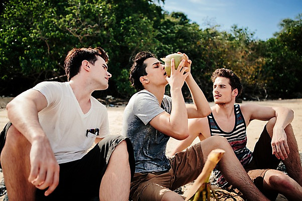 포토 JPG 주간 서양인 외국인 나무 식물 백인 해외기획촬영 라이프스타일 응시 남자 맨라이프 모션 들기 사람 앉기 상반신 20대 성인 해변 야외 앞모습 세명 마시기 무인도 코코넛 조난 2015년태국 남자만 성인남자만 청년만 청년남자만 성인만 국내포토 자연요소 시선 바다 뷰포인트 섬 과일 인종 청년 생활 파일형식