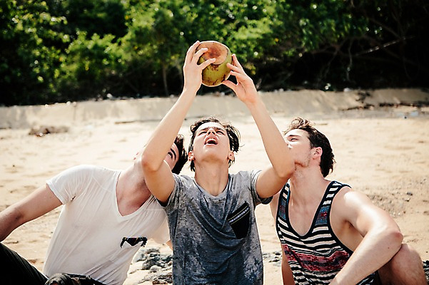 포토 JPG 주간 서양인 외국인 나무 식물 백인 해외기획촬영 라이프스타일 응시 남자 맨라이프 모션 들기 사람 상반신 20대 성인 해변 야외 앞모습 세명 마시기 무인도 코코넛 조난 2015년태국 남자만 성인남자만 청년만 청년남자만 성인만 국내포토 자연요소 시선 바다 뷰포인트 섬 과일 인종 청년 생활 파일형식