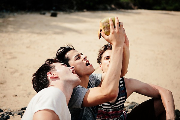 포토 JPG 주간 서양인 외국인 백인 해외기획촬영 라이프스타일 남자 맨라이프 과일 모션 들기 사람 앉기 상반신 20대 성인 해변 야외 옆모습 세명 마시기 무인도 코코넛 조난 2015년태국 남자만 성인남자만 청년만 청년남자만 성인만 국내포토 자연요소 바다 뷰포인트 섬 인종 청년 생활 파일형식