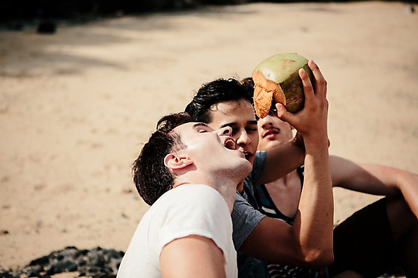 포토 JPG 주간 서양인 외국인 백인 해외기획촬영 라이프스타일 남자 맨라이프 모션 들기 사람 앉기 상반신 20대 성인 해변 야외 세명 마시기 무인도 코코넛 조난 2015년태국 남자만 성인남자만 청년만 청년남자만 성인만 국내포토 자연요소 바다 섬 과일 인종 청년 생활 파일형식