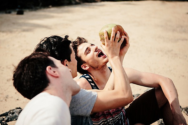 포토 JPG 주간 서양인 외국인 백인 해외기획촬영 라이프스타일 남자 맨라이프 모션 들기 사람 앉기 상반신 20대 성인 해변 야외 옆모습 세명 마시기 무인도 코코넛 조난 2015년태국 남자만 성인남자만 청년만 청년남자만 성인만 국내포토 자연요소 바다 뷰포인트 섬 과일 인종 청년 생활 파일형식