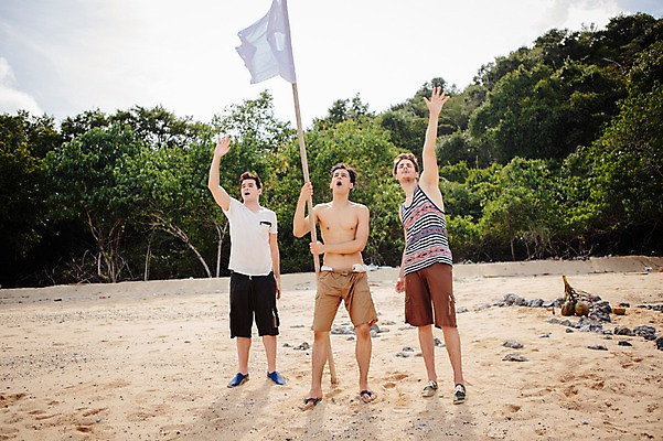 포토 JPG 주간 전신 서양인 외국인 나무 식물 백인 해외기획촬영 라이프스타일 응시 남자 맨라이프 모션 서기 들기 사람 손짓 20대 성인 해변 야외 앞모습 세명 손들기 깃발 도움 무인도 손뻗기 조난 2015년태국 남자만 성인남자만 청년만 청년남자만 성인만 국내포토 자연요소 시선 바다 뷰포인트 섬 컨셉 인종 청년 생활 파일형식