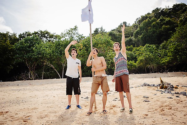 포토 JPG 주간 전신 서양인 외국인 나무 식물 백인 해외기획촬영 라이프스타일 응시 남자 맨라이프 모션 서기 들기 사람 손짓 20대 성인 해변 야외 앞모습 세명 손들기 깃발 도움 무인도 손인사 손뻗기 조난 2015년태국 남자만 성인남자만 청년만 청년남자만 성인만 국내포토 자연요소 시선 바다 뷰포인트 섬 컨셉 인종 청년 생활 인사 파일형식