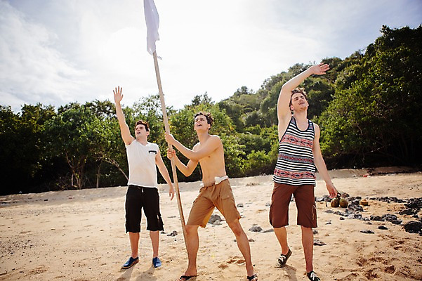 포토 JPG 주간 전신 서양인 외국인 나무 식물 백인 해외기획촬영 라이프스타일 응시 남자 맨라이프 모션 서기 들기 사람 손짓 20대 성인 해변 야외 앞모습 세명 깃발 도움 무인도 손인사 손뻗기 조난 2015년태국 남자만 성인남자만 청년만 청년남자만 성인만 국내포토 자연요소 시선 바다 뷰포인트 섬 컨셉 인종 청년 생활 인사 파일형식