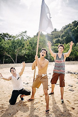 포토 JPG 주간 전신 서양인 외국인 나무 식물 백인 해외기획촬영 라이프스타일 남자 맨라이프 모션 서기 사람 손짓 20대 성인 해변 야외 앞모습 세명 햇빛 깃발 도움 무인도 손뻗기 요청 조난 2015년태국 남자만 성인남자만 청년만 청년남자만 성인만 국내포토 자연요소 바다 뷰포인트 섬 컨셉 인종 청년 생활 태양 파일형식