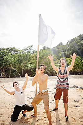 포토 JPG 주간 전신 서양인 외국인 나무 식물 백인 해외기획촬영 라이프스타일 남자 맨라이프 모션 서기 사람 손짓 20대 성인 해변 야외 앞모습 세명 햇빛 깃발 도움 무인도 손뻗기 요청 조난 2015년태국 남자만 성인남자만 청년만 청년남자만 성인만 국내포토 자연요소 바다 뷰포인트 섬 컨셉 인종 청년 생활 태양 파일형식