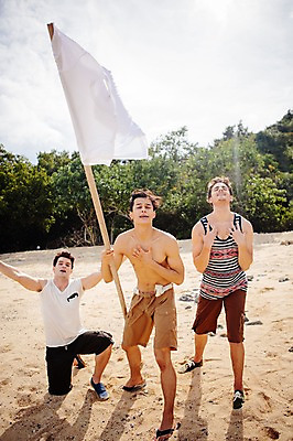 포토 JPG 주간 전신 서양인 외국인 나무 식물 백인 해외기획촬영 라이프스타일 남자 맨라이프 모션 팔벌리기 서기 사람 손짓 20대 성인 해변 야외 앞모습 세명 깃발 도움 무인도 조난 2015년태국 남자만 성인남자만 청년만 청년남자만 성인만 국내포토 자연요소 바다 뷰포인트 섬 컨셉 인종 청년 생활 파일형식