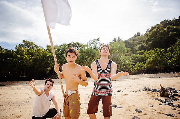 포토 JPG 주간 서양인 외국인 나무 식물 백인 해외기획촬영 라이프스타일 남자 맨라이프 모션 서기 들기 사람 손짓 상반신 20대 성인 해변 야외 앞모습 세명 깃발 도움 무인도 조난 2015년태국 남자만 성인남자만 청년만 청년남자만 성인만 국내포토 자연요소 바다 뷰포인트 섬 컨셉 인종 청년 생활 파일형식