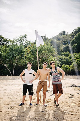 포토 JPG 주간 전신 서양인 외국인 나무 식물 백인 해외기획촬영 라이프스타일 남자 맨라이프 허리손 모션 서기 들기 사람 20대 성인 해변 야외 앞모습 세명 햇빛 깃발 우승 무인도 2015년태국 남자만 성인남자만 청년만 청년남자만 성인만 국내포토 자연요소 바다 뷰포인트 섬 포즈 인종 청년 생활 태양 최고 파일형식