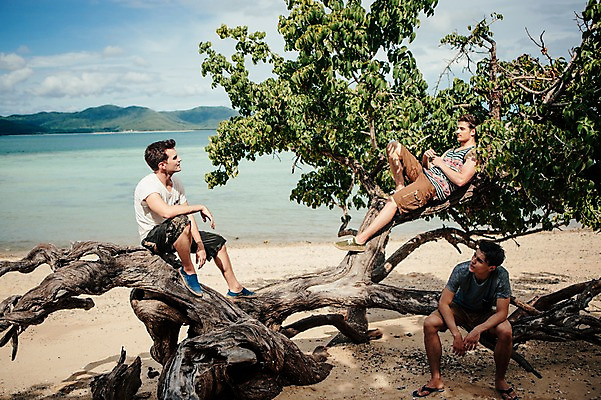 포토 JPG 주간 전신 서양인 외국인 나무 식물 백인 해외기획촬영 라이프스타일 남자 맨라이프 모션 휴식 사람 앉기 20대 성인 해변 야외 세명 그늘 무인도 2015년태국 남자만 성인남자만 청년만 청년남자만 성인만 국내포토 자연요소 바다 섬 컨셉 인종 청년 생활 파일형식