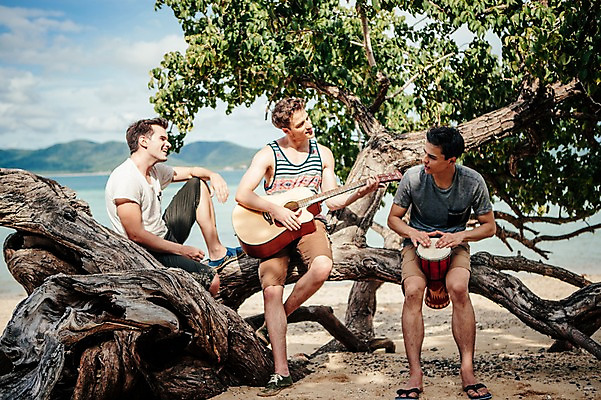 포토 JPG 주간 전신 서양인 외국인 나무 식물 백인 해외기획촬영 라이프스타일 남자 악기 맨라이프 연주 노래 모션 휴식 들기 사람 앉기 20대 성인 해변 야외 앞모습 세명 기타 무인도 2015년태국 남자만 성인남자만 청년만 청년남자만 성인만 국내포토 자연요소 음악 바다 뷰포인트 섬 컨셉 현악기 인종 청년 생활 파일형식