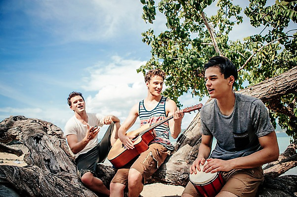 포토 JPG 주간 서양인 외국인 나무 식물 백인 해외기획촬영 라이프스타일 남자 악기 맨라이프 연주 노래 모션 휴식 들기 사람 앉기 상반신 20대 성인 해변 야외 세명 기타 무인도 2015년태국 남자만 성인남자만 청년만 청년남자만 성인만 국내포토 자연요소 음악 바다 섬 컨셉 현악기 인종 청년 생활 파일형식