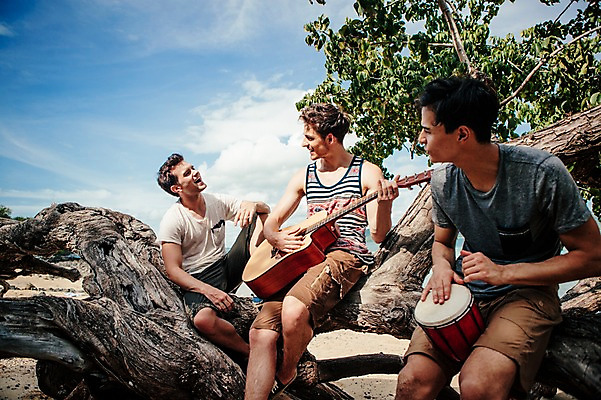 포토 JPG 주간 서양인 외국인 나무 식물 백인 해외기획촬영 라이프스타일 남자 악기 맨라이프 연주 노래 모션 휴식 사람 앉기 상반신 20대 성인 해변 야외 세명 기타 무인도 2015년태국 남자만 성인남자만 청년만 청년남자만 성인만 국내포토 자연요소 음악 바다 섬 컨셉 현악기 인종 청년 생활 파일형식