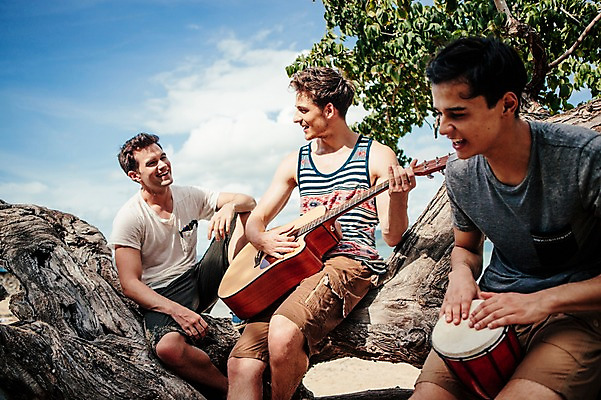 포토 JPG 주간 서양인 외국인 나무 식물 백인 해외기획촬영 라이프스타일 응시 남자 악기 맨라이프 연주 노래 모션 휴식 미소 들기 사람 앉기 20대 성인 해변 야외 세명 기타 무인도 2015년태국 남자만 성인남자만 청년만 청년남자만 성인만 국내포토 자연요소 시선 음악 바다 섬 컨셉 현악기 표정 인종 청년 생활 파일형식