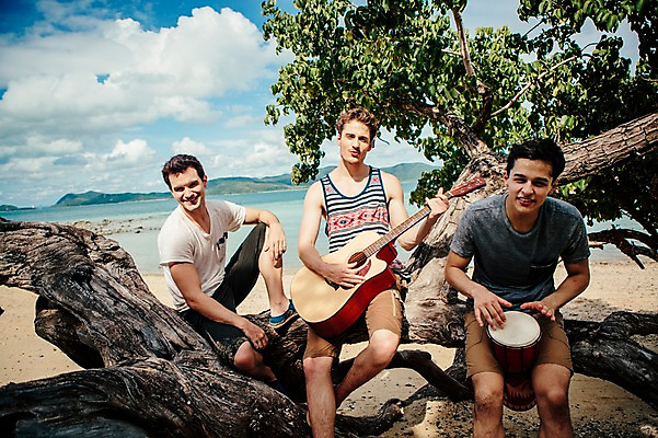 포토 JPG 주간 전신 서양인 외국인 나무 식물 백인 해외기획촬영 라이프스타일 남자 악기 맨라이프 연주 모션 휴식 미소 들기 사람 앉기 20대 성인 해변 야외 앞모습 세명 기타 무인도 2015년태국 남자만 성인남자만 청년만 청년남자만 성인만 국내포토 자연요소 음악 바다 뷰포인트 섬 컨셉 현악기 표정 인종 청년 생활 파일형식