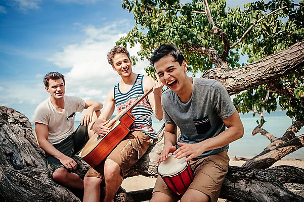 포토 JPG 주간 서양인 외국인 나무 식물 백인 해외기획촬영 라이프스타일 남자 악기 맨라이프 연주 모션 휴식 미소 들기 사람 앉기 상반신 20대 성인 해변 야외 앞모습 세명 기타 무인도 2015년태국 남자만 성인남자만 청년만 청년남자만 성인만 국내포토 자연요소 음악 바다 뷰포인트 섬 컨셉 현악기 표정 인종 청년 생활 파일형식