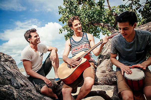 포토 JPG 주간 서양인 외국인 나무 식물 백인 해외기획촬영 라이프스타일 남자 악기 맨라이프 연주 모션 휴식 미소 들기 사람 앉기 20대 성인 해변 야외 앞모습 세명 기타 무인도 2015년태국 남자만 성인남자만 청년만 청년남자만 성인만 국내포토 자연요소 음악 바다 뷰포인트 섬 컨셉 현악기 표정 인종 청년 생활 파일형식