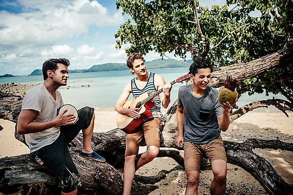 포토 JPG 주간 전신 서양인 외국인 나무 식물 백인 해외기획촬영 라이프스타일 남자 악기 맨라이프 연주 노래 모션 휴식 들기 사람 앉기 20대 성인 해변 야외 앞모습 세명 기타 즐거움 무인도 코코넛 2015년태국 남자만 성인남자만 청년만 청년남자만 성인만 국내포토 자연요소 감정 음악 바다 뷰포인트 섬 컨셉 과일 현악기 인종 청년 생활 파일형식