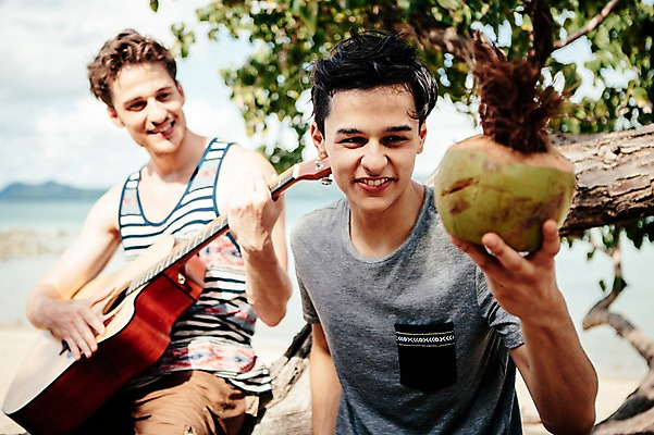 포토 JPG 주간 서양인 외국인 나무 식물 백인 해외기획촬영 라이프스타일 남자 악기 맨라이프 연주 모션 휴식 미소 들기 사람 앉기 상반신 20대 성인 해변 야외 두명 기타 즐거움 무인도 코코넛 2015년태국 남자만 성인남자만 청년만 청년남자만 성인만 국내포토 자연요소 감정 음악 바다 섬 컨셉 과일 현악기 표정 인종 청년 생활 파일형식