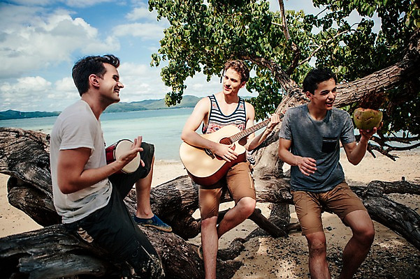 포토 JPG 주간 전신 서양인 외국인 나무 식물 백인 해외기획촬영 라이프스타일 남자 악기 맨라이프 연주 모션 휴식 미소 들기 사람 앉기 20대 성인 해변 야외 앞모습 세명 기타 무인도 코코넛 2015년태국 남자만 성인남자만 청년만 청년남자만 성인만 국내포토 자연요소 음악 바다 뷰포인트 섬 컨셉 과일 현악기 표정 인종 청년 생활 파일형식