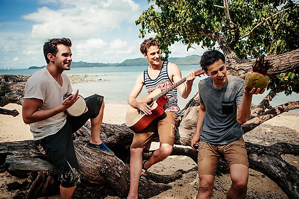 포토 JPG 주간 전신 서양인 외국인 나무 식물 백인 해외기획촬영 라이프스타일 응시 남자 악기 맨라이프 모션 휴식 미소 들기 사람 앉기 20대 성인 해변 야외 앞모습 세명 기타 무인도 코코넛 2015년태국 남자만 성인남자만 청년만 청년남자만 성인만 국내포토 자연요소 시선 음악 바다 뷰포인트 섬 컨셉 과일 현악기 표정 인종 청년 생활 파일형식